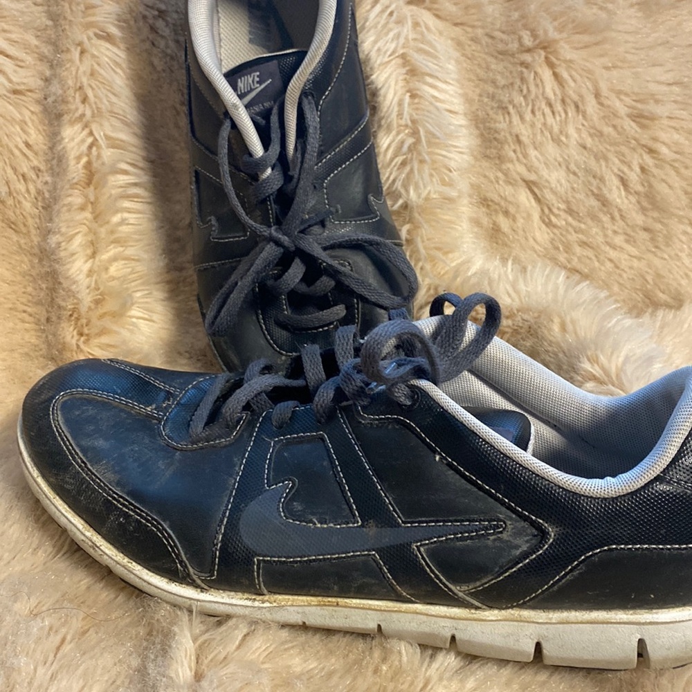 Nike gym tennis shoes